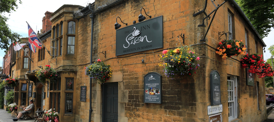 Photo of yellow stone Cotswold buildings and pub in Moreton-in-Marsh